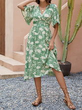 Buttoned Contrast Color Pleated A-Line Half Sleeves V-Neck Midi Dresses