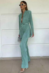 Elegant suit with split sleeves, lace-up shirt and pleated pants.