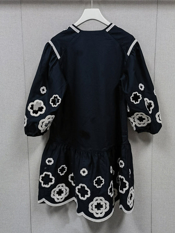 Contrast Color Embroidered Floral Hollow Tied A-Line Loose Round-Neck Mini Dresses