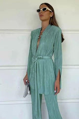 Elegant suit with split sleeves, lace-up shirt and pleated pants.