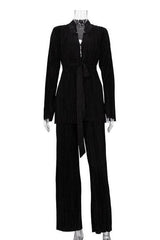 Elegant suit with split sleeves, lace-up shirt and pleated pants.